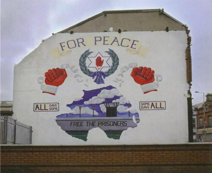 Сжатые кулаки и «красная рука» Ольстера на настенной росписи (Шанкил-Роуд, Белфаст, Северная Ирландия)